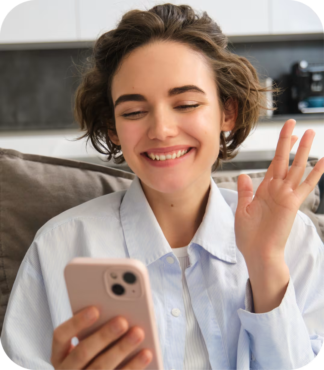 Une patiente heureuse en consultation vidéo avec son psychologue