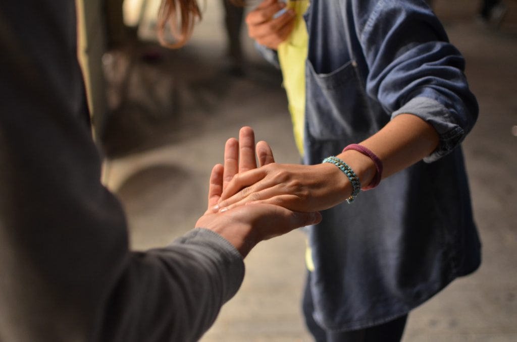 Devenir Helper psychologue en ligne qui tend la main pour aider quelquun