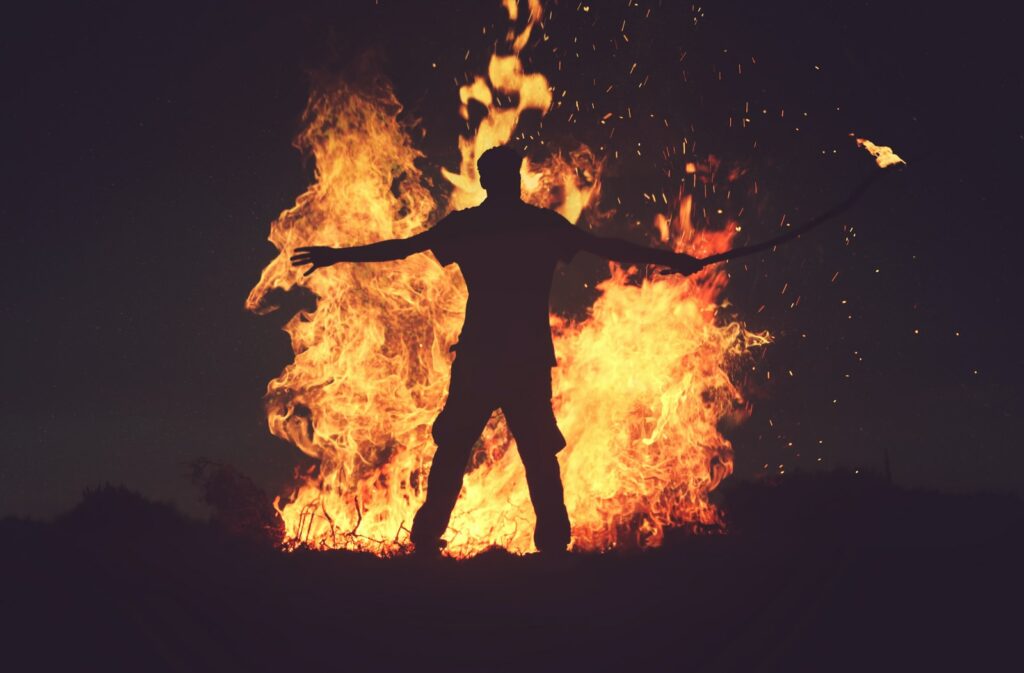 4 astuces pour bien communiquer pendant une dispute angry personn in front of fire