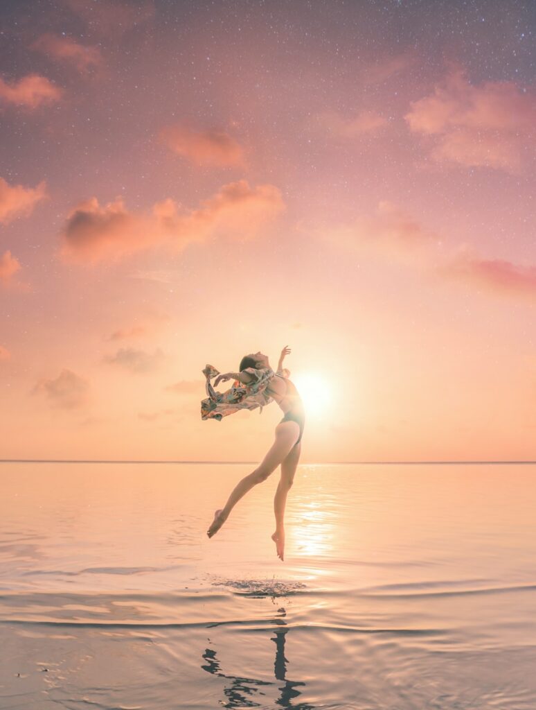 Comment se faire confiance ? woman jumping on body confiance en soi of water