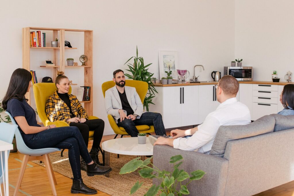 Solutions psychologiques pour entreprise collaborateurs en entreprise parlant psychologie