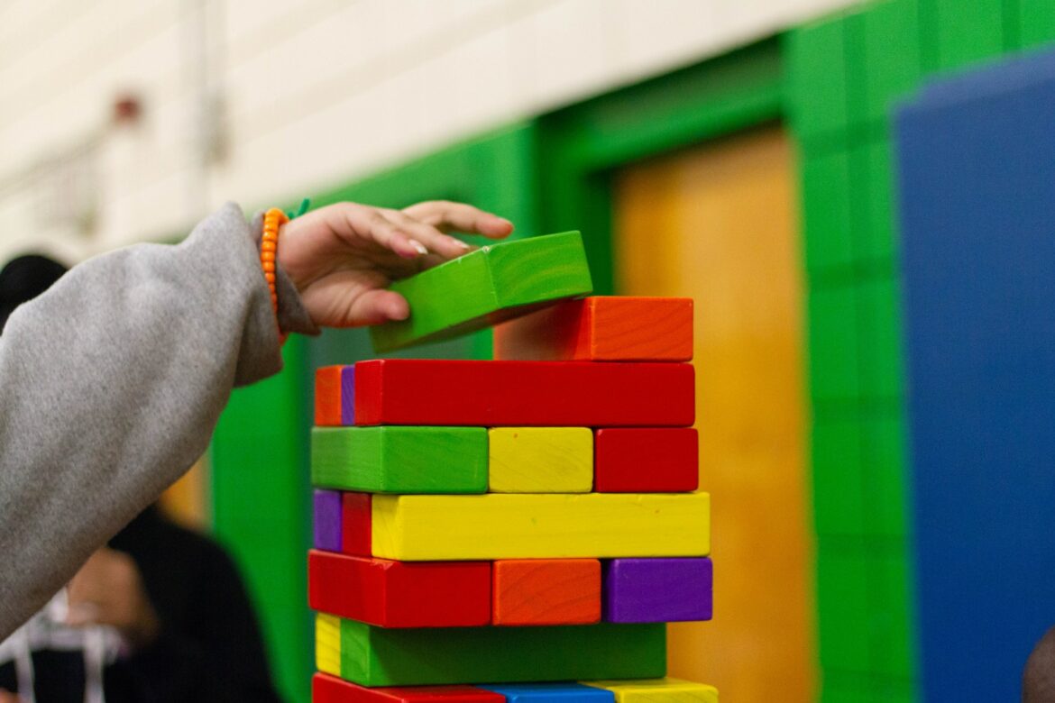 Photo par La-Rel Easter person piling blocks