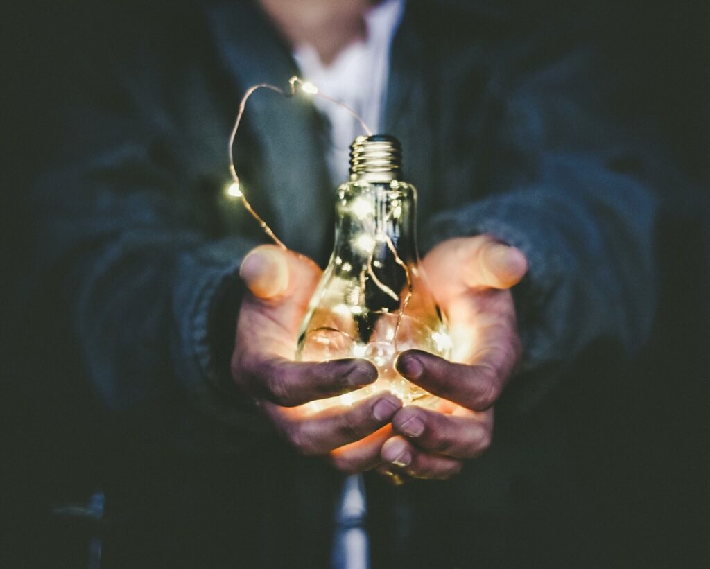 Fatigue : Causes et conseils fatigue man holding incandescent bulb