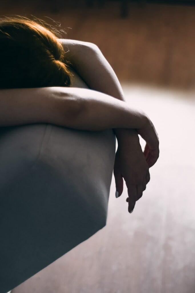Fatigue : Causes et conseils fatigue woman in black dress lying on gray couch