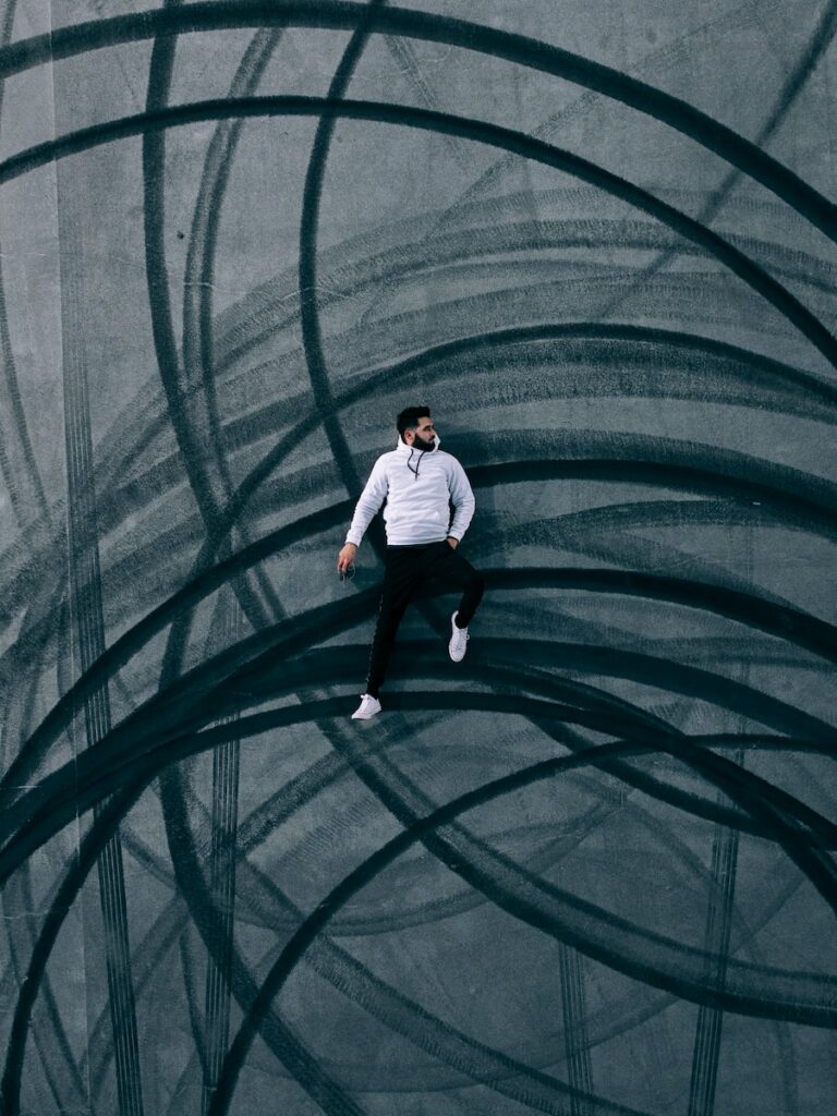 burn out épuisement professionnel man in white shirt and black pants standing on green tunnel