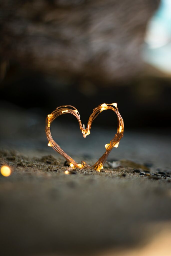 Comprendre les 5 langages de l'amour close-up photography of heart shaped fairy lite on brown sand