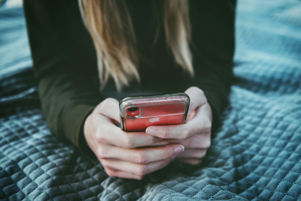 Je n'aime pas les applis : faire des rencontres sans internet woman holding red and silver can marre des rencontres en ligne, rencontrer quelqu'un en vrai