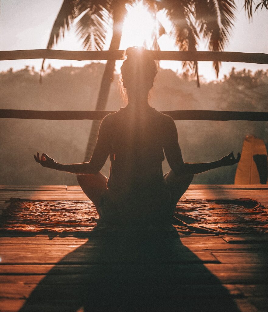 woman doing yoga meditation on brown parquet flooring arrêter l'impulsivité