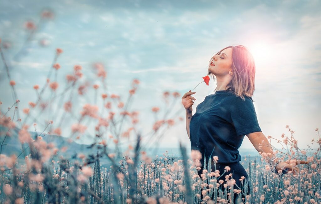 woman holding red flower bien être thérapie je veux aller mieux, j'en ai marre d'aller mal