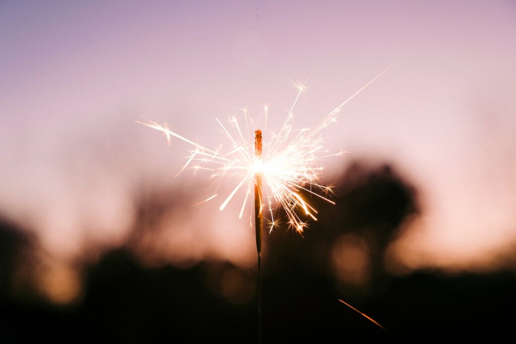 a close up of a sparkler with a sky in the background l'étincelle, alchimie avec un psy, déroulement séance, je dis quoi au psy