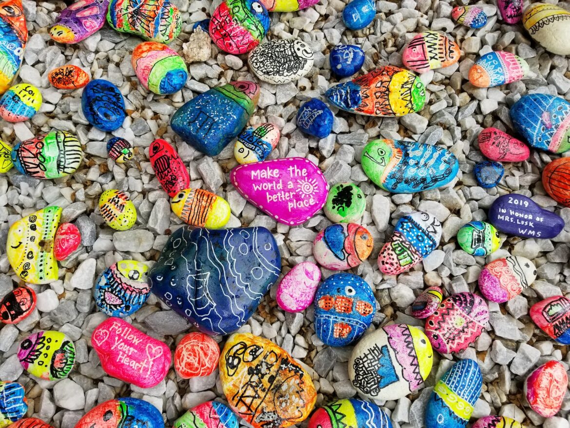 Photo by Simon Ray decorative pebbles sens de la vie, découvrir le sens de sa vie, sens au quotidien, je ne sais pas quel métier faire