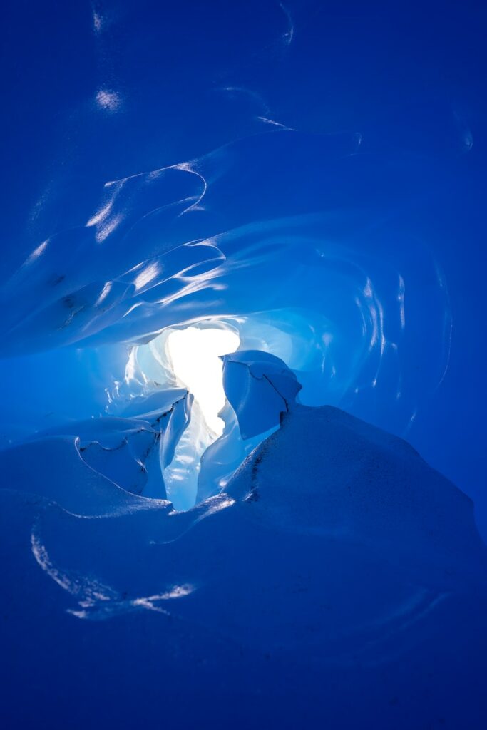 a large ice cave filled with water and snow trahison douloureuse