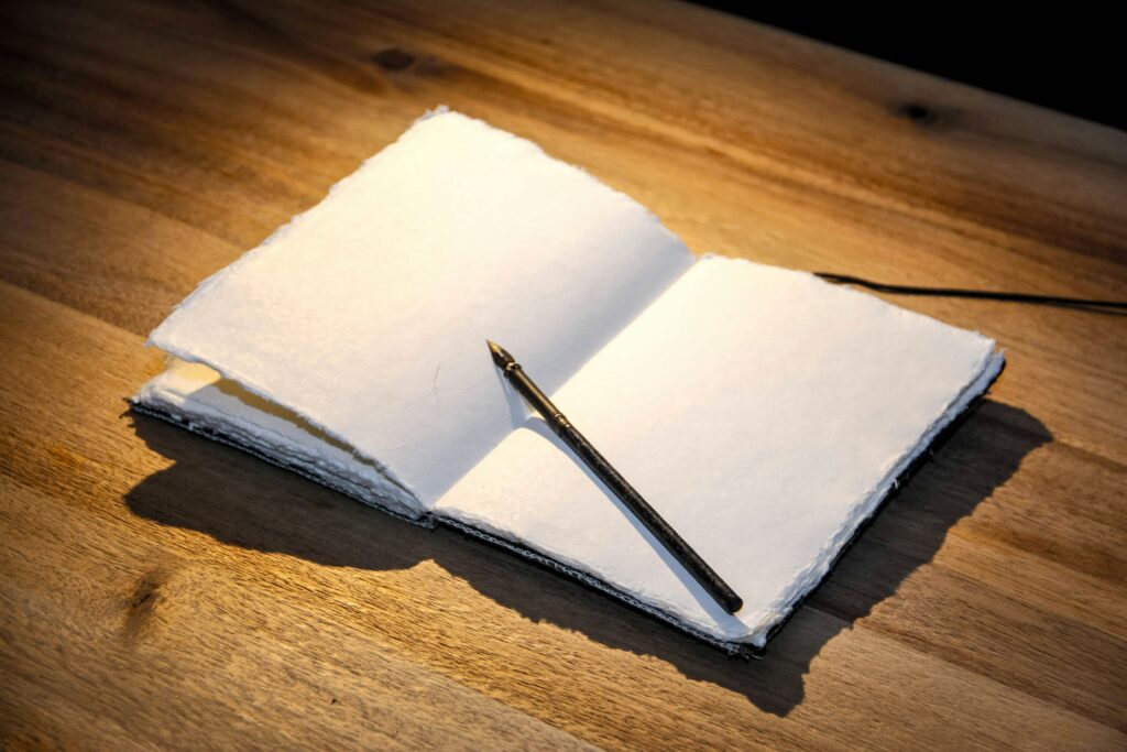 Gestion de la colère : guide complet pour apaiser ses réactions Photo d'un carnet de note sur lequel est posée une plume. ce carnet est destiné à la gestion de la colère