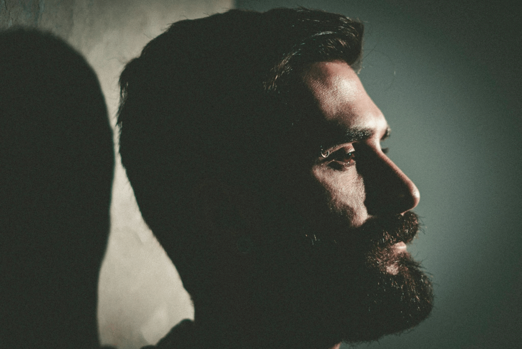 Photo de profil d'un homme qui semble culpabiliser