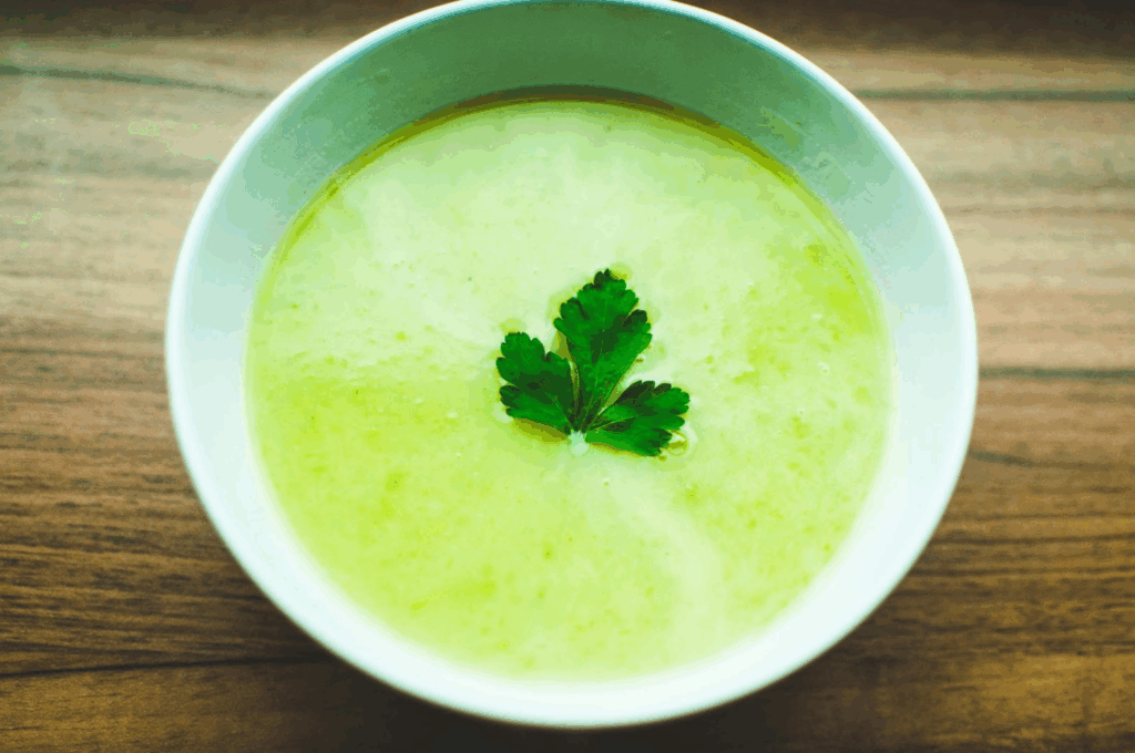 Aliments Anti-Stress : Votre Arme Naturelle Contre l'Anxiété au Quotidien Photo de haut d'un bol de soupe aux légumes verts