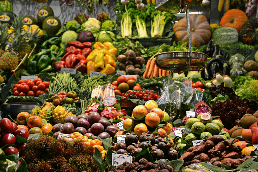 Aliments Anti-Stress : Votre Arme Naturelle Contre l'Anxiété au Quotidien Image d'un stand de marché avec beaucoup de fruits et légumes